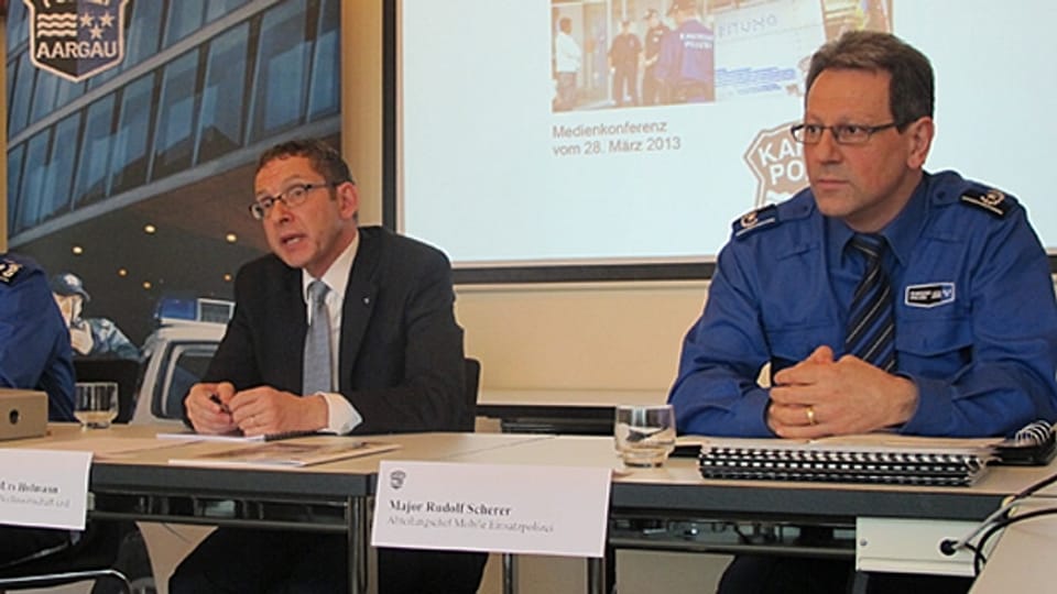 Roland Scherer, Chef der Mobilen Einsatzpolizei (rechts im Bild) im Gespräch mit Stefan Ulrich (28.03.2013)
