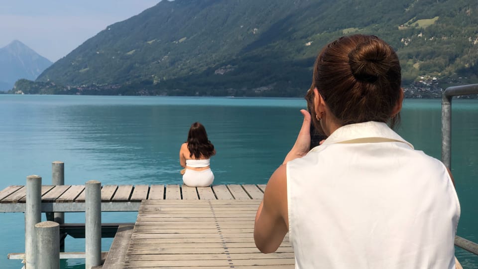 Serien-Selfie am Seeufer: eine Reportage aus Iseltwald
