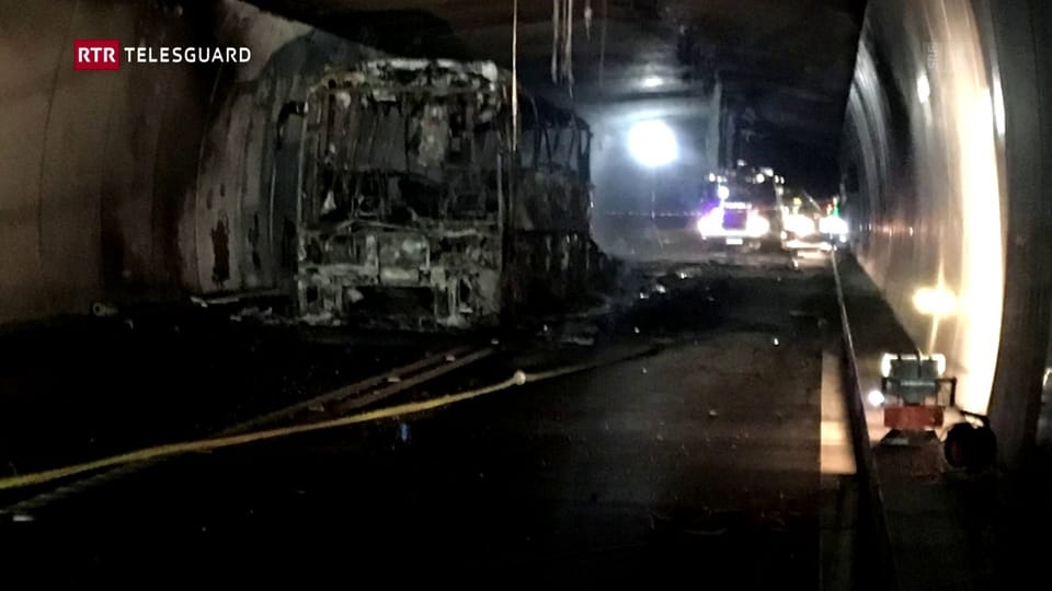 Incendi d'in autocar en il tunnel dal San Bernardino