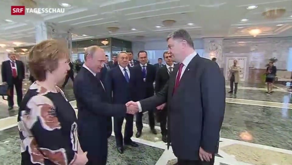Handschlag zwischen Putin und Poroschenko