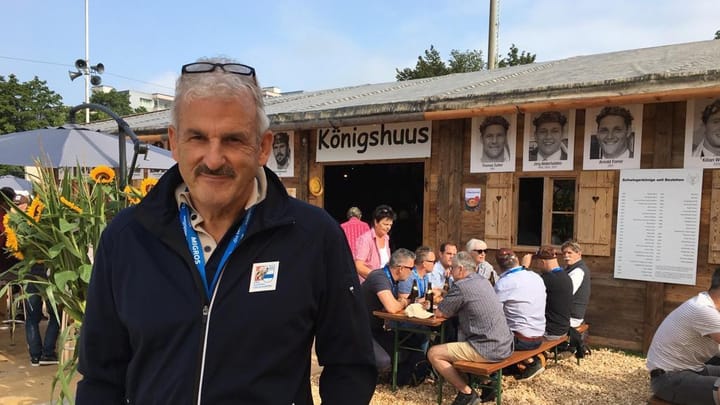 Schwingerkönig Harry Knüsel (1986) betreibt in Zug eine Bar und eine Beiz, das «Königshuus».