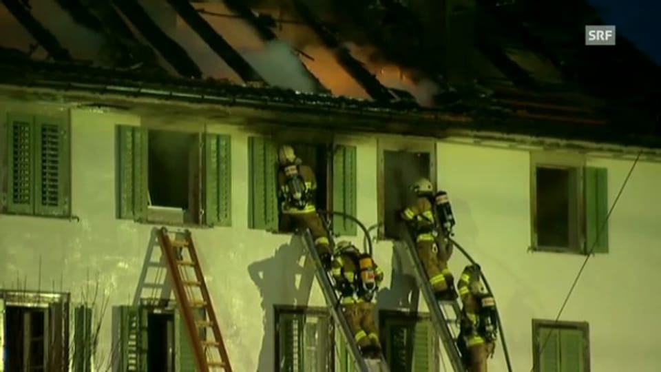 Feuerwehren kämpfen gegen Flammen in Schübelbach (unkommentiert)