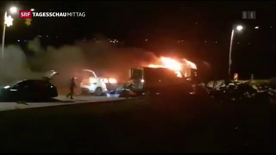 Diebe stecken Fahrzeuge in Brand