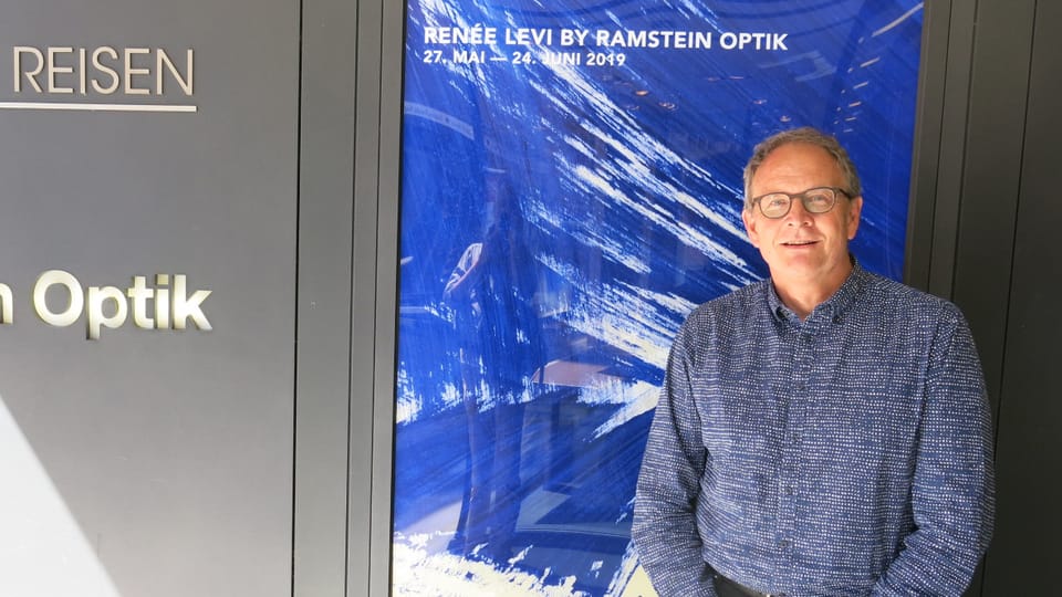 Optiker Andreas Bichweiler will mit Kunst-Plakaten einen Beitrag an die Kunst-Stadt Basel leisten.