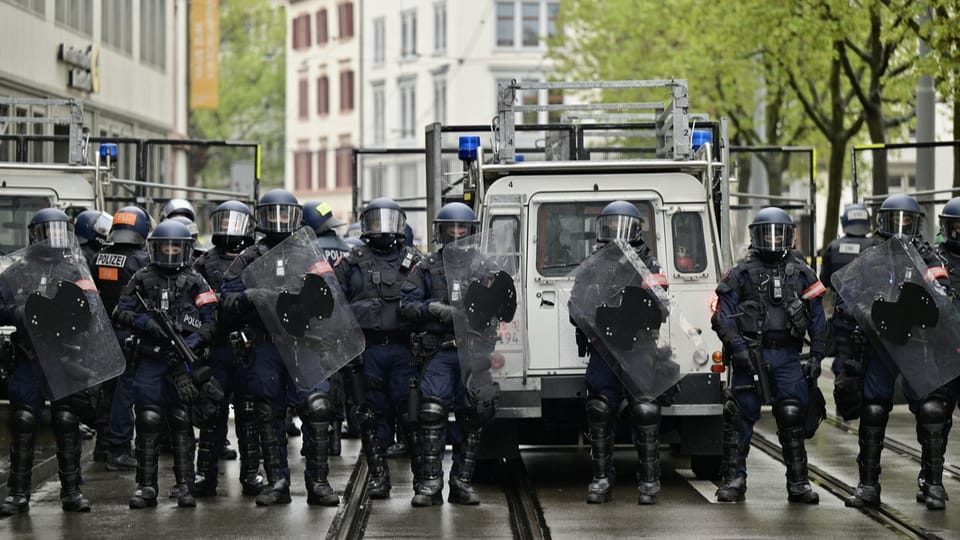 Polizeieinsätze an Demos werfen in Basel Fragen zur Pressefreiheit auf