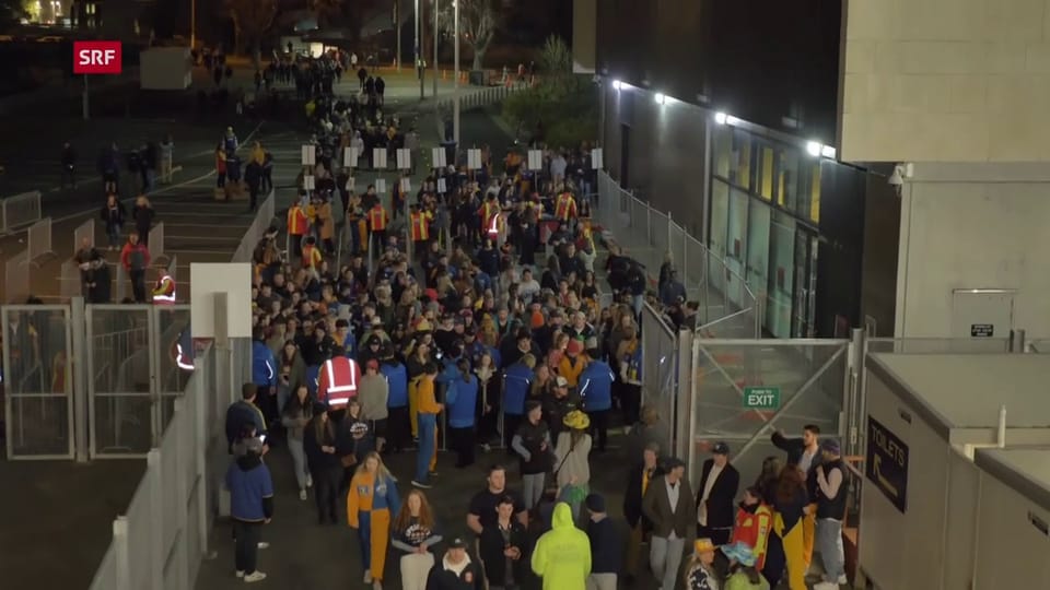 Am Samstag: Die Fans strömten ins Stadion von Dunedin