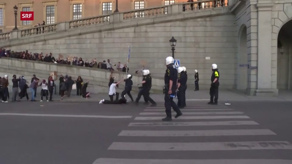 Stockholm: Polizei vertreibt Demonstrierende (unkomm.)