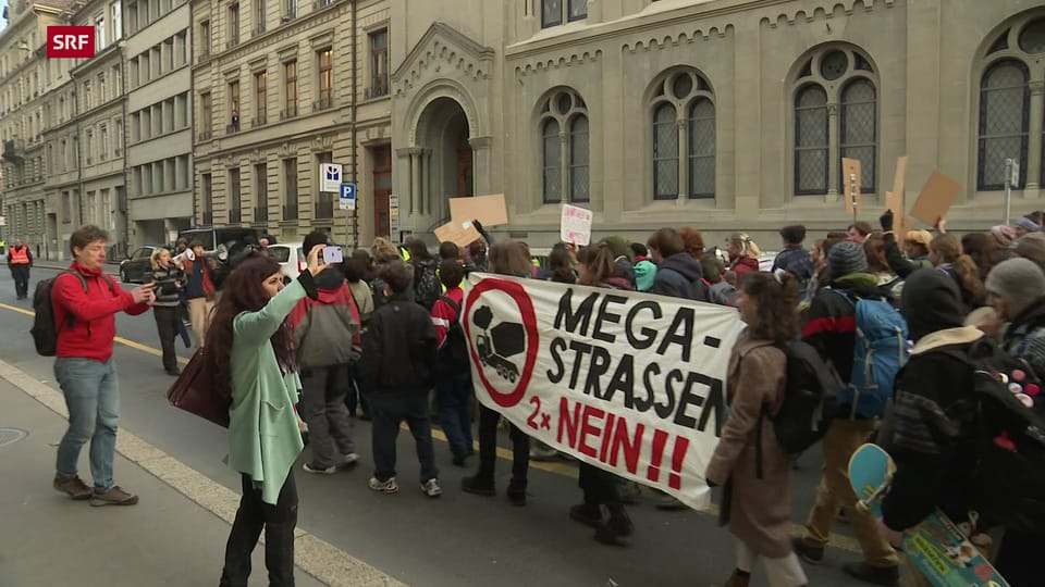 Demonstrierende gehen in Bern und St. Gallen für das Klima auf die Strasse