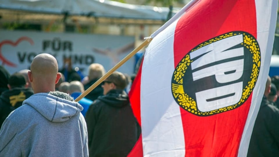 In Deutschland steht ein Verbot einer rechtsextremen Partei zur Diskussion