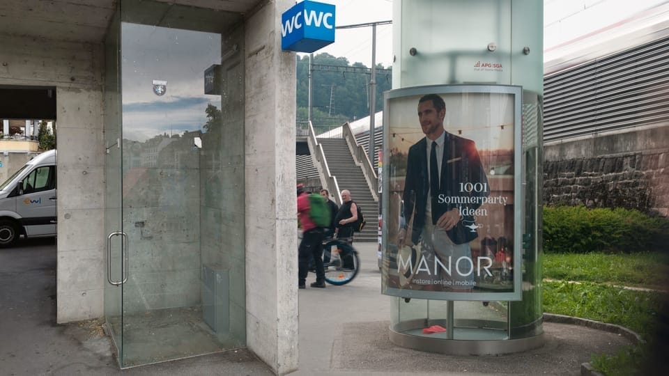 Zweimal Telefonkabinen in Luzern. Publifon der Swissom (links), ausser Betrieb und eine «Telecab 2000» der APG, die vorerst weiterlebt.