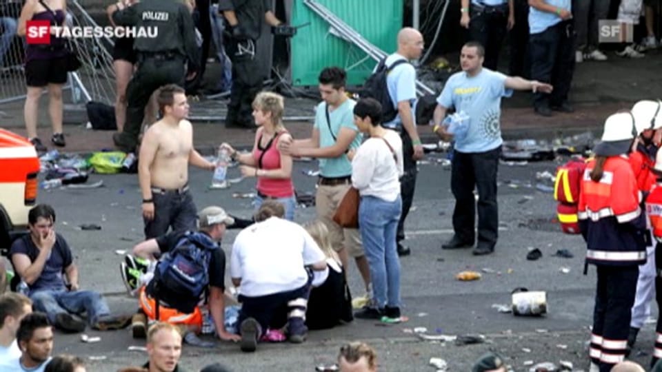 Massenpanik an der Loveparade fordert 15 Tote