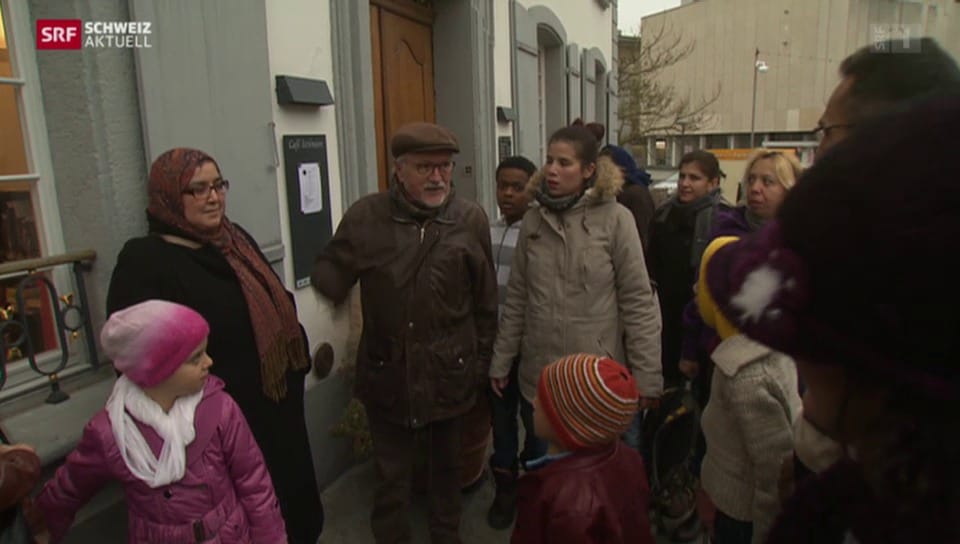 Rolf Geiser erklärt Asylsuchenden den Aargau