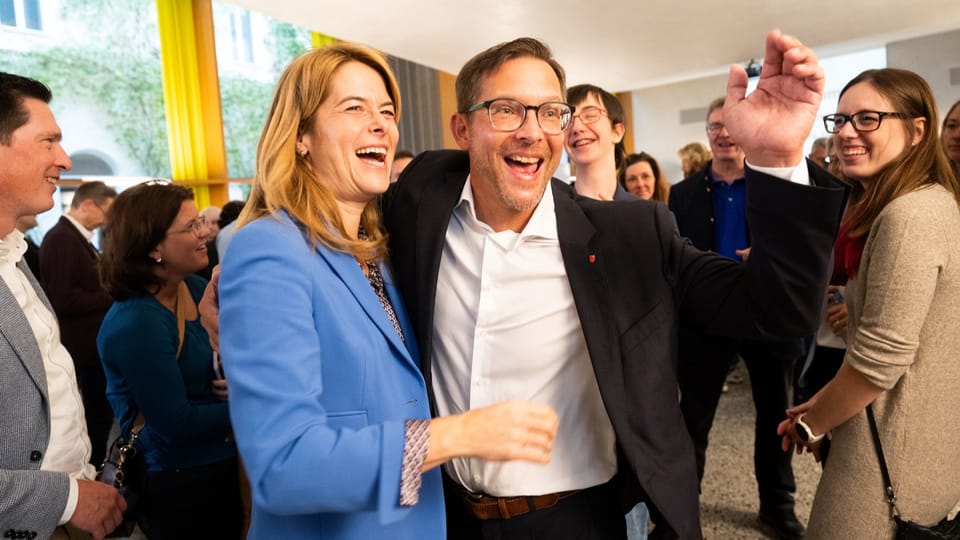 Freude bei der FDP im Schwyzer Wahlzentrum – bitterer Moment für Othmar Reichmuth.