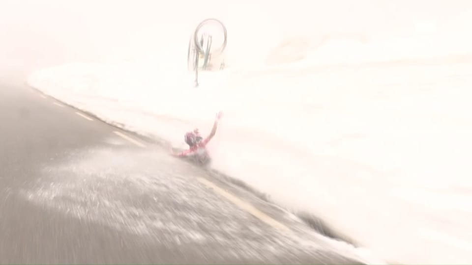 Salto im Schnee: Sturz von Giro-Leader Kruijswijk