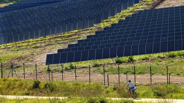 Archiv: Schweizer Stromkonzerne investieren in Solar und Windkraft – aber vor allem im Ausland