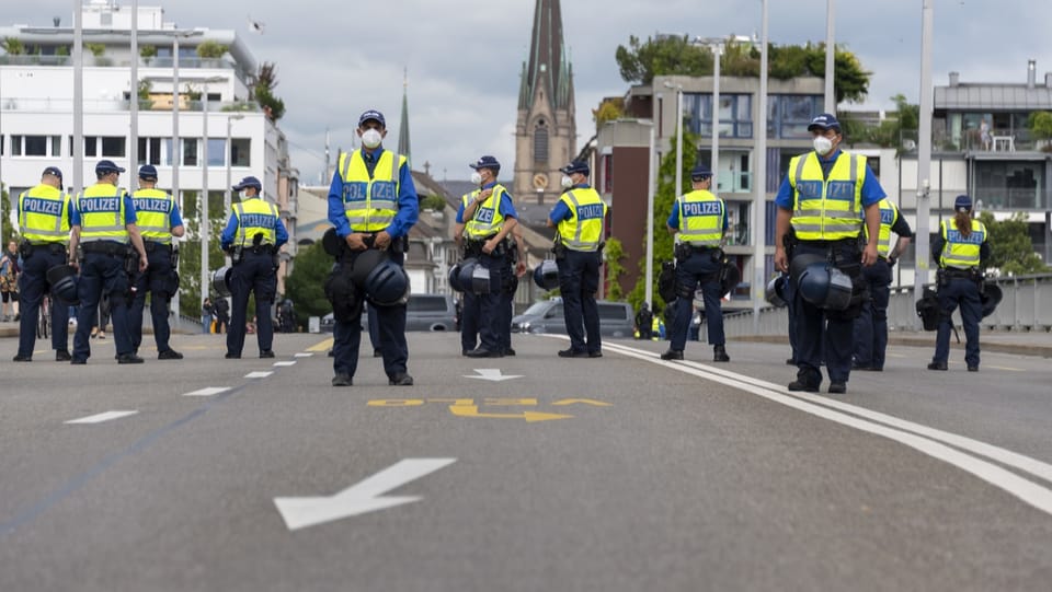 Martin Schütz, Mediensprecher der Basler Kantonspolizei, sagt, warum die Polizei auf der Johanniterbrücke Personenkontrollen durchgeführt hat.