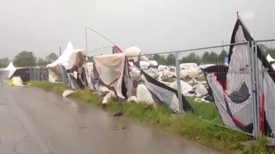 Zerfetzte Zelte nach Sturm in Biel