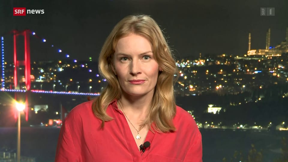 Deutsche-Welle-Journalistin Julia Hahn berichtet live vor Ort
