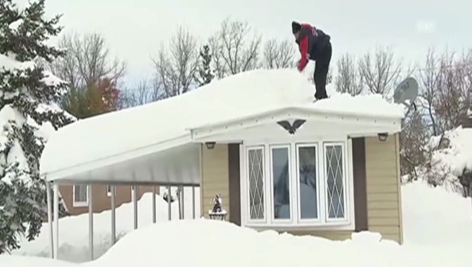 Einwohner von Buffalo befreien ihre Häuser von Schnee (unkomm.)