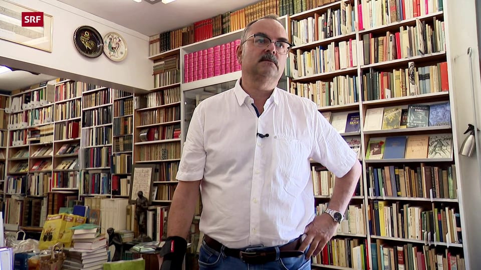 Buchantiquar Peter Petrej recherchiert die Marktpreise der Bücher