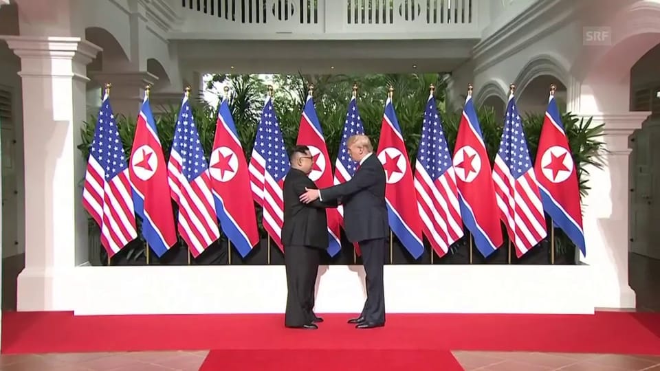Trump und Kim reichen sich die Hand
