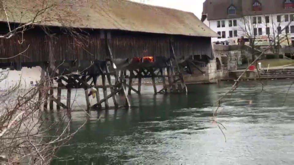 Holzbrücke in Olten brennt