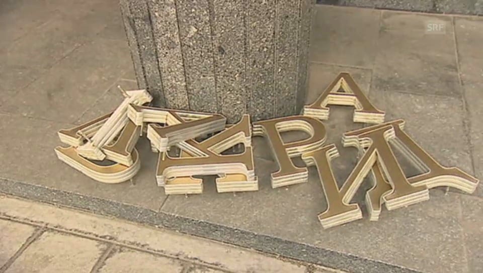 Arbeiter entfernen ukrainische Lettern an Parlament in Simferopol (unkommentiert)
