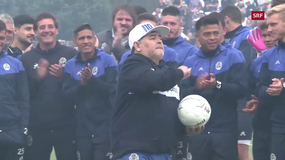 Maradonas heldenhafter Empfang bei seinem neuen Klub