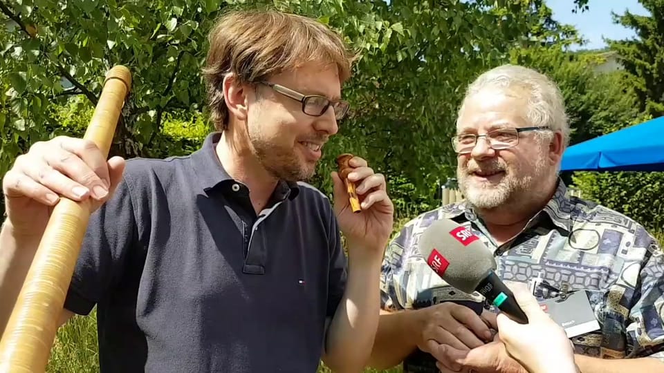 Armin Zollet lehrt Christian Klemm Alphornblasen