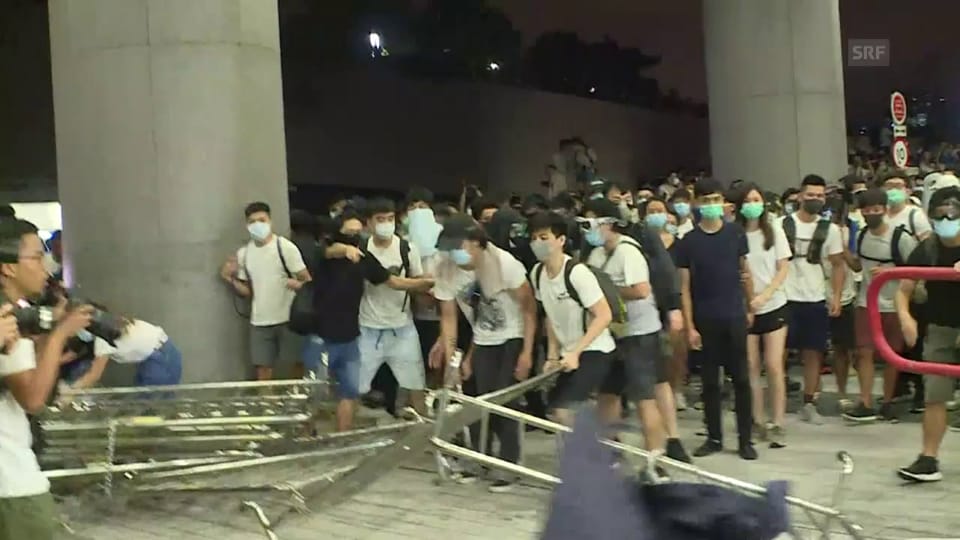 Ausschreitungen in Hongkong in der Nacht auf Montag (unkomm.)