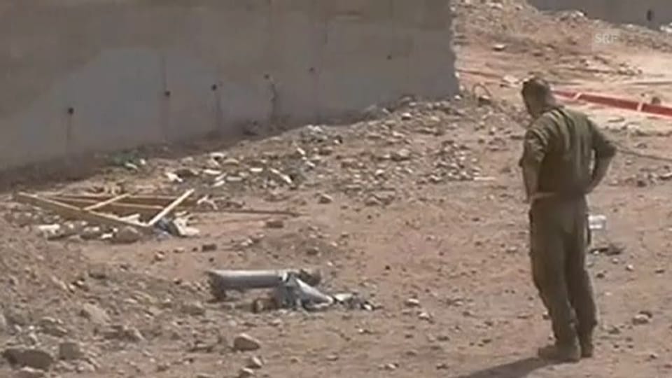 Soldaten untersuchen Trümmer der Raketen (unkommentiert)