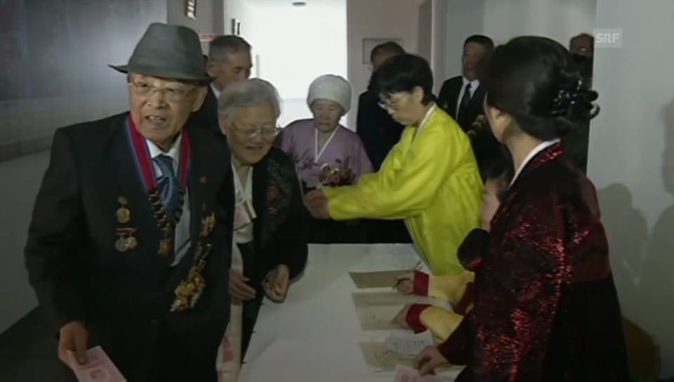 Nordkoreaner in einem Stimmlokal in Pjöngjang (unkommentiert)