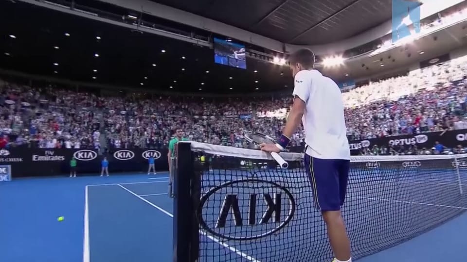 Djokovic müht sich in den Viertelfinal