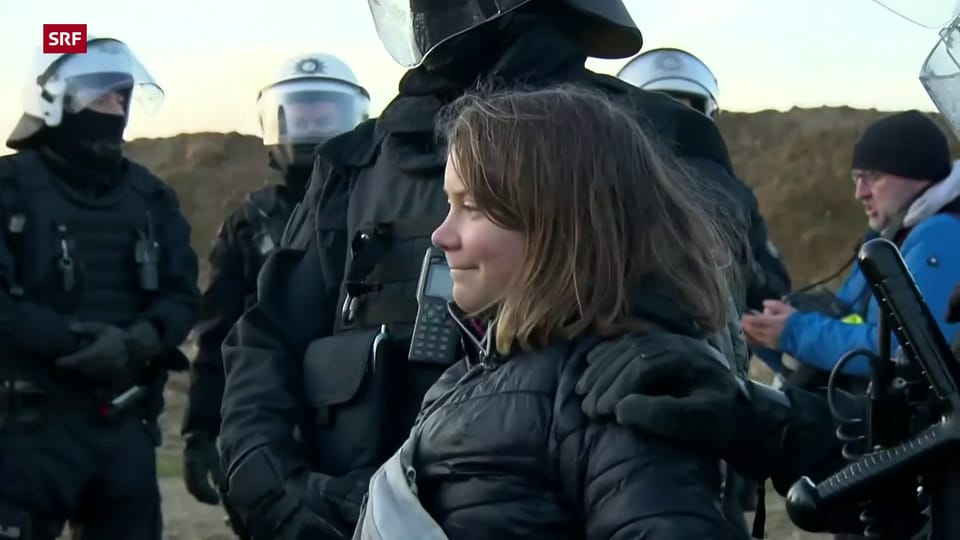 Greta Thunberg wird im Blitzlichtgewitter abgeführt
