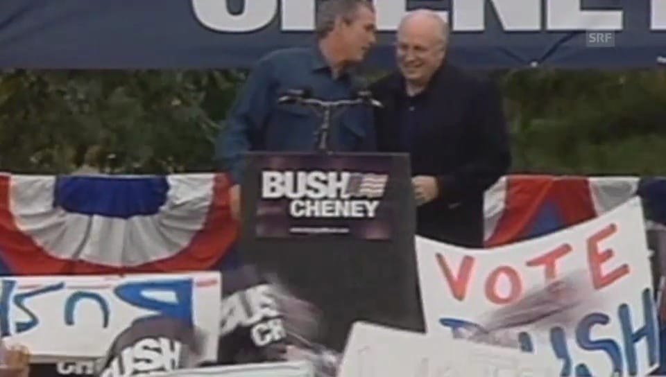 Bush tuschelt doch – oops – das Mikrofon ist offen (Originalton)