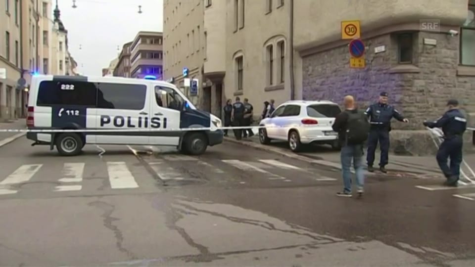 Auto rast in Menschenmenge in Helsinki