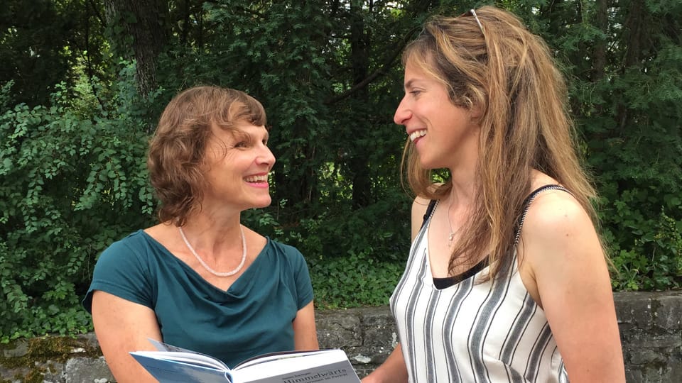 Bergführerin Ariane Stäubli und Autorin Daniela Schwegler im Gespräch mit SRF-Redaktorin Mirjam Fuchs