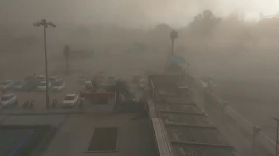 Starke Windböen fegen über die Hauptstadt Neu Delhi hinweg – gefolgt von Regen und Blitzeinschlägen (unkommentiert)