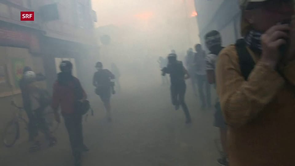 An der ungenehmigten Demo setzten Sicherheitskräfte Wasserwerfer und Tränengas ein.