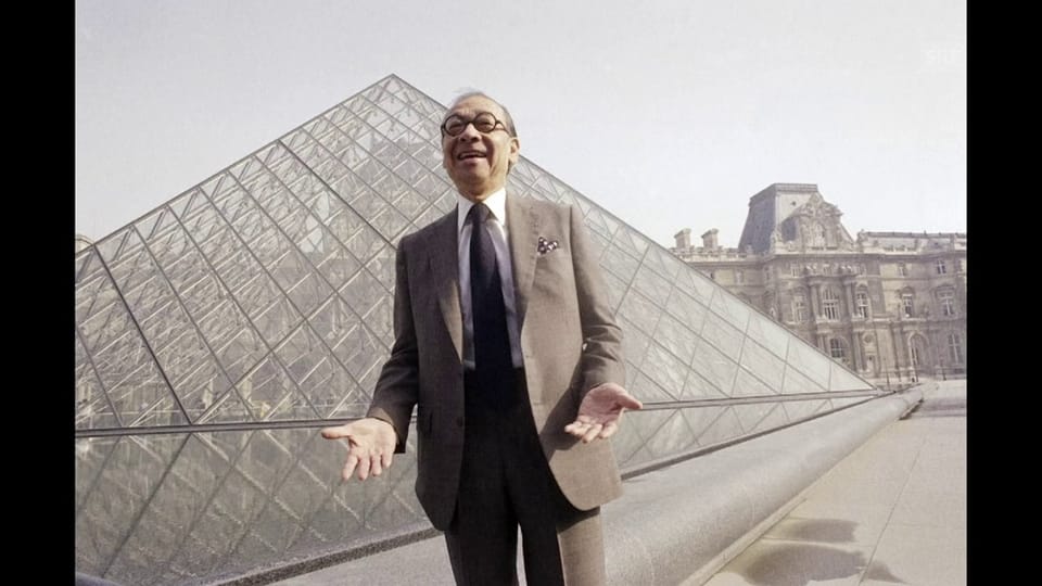Pei an einem seiner bekannten Werke: Die Glas-Pyramide am Louvre (unkomm.)