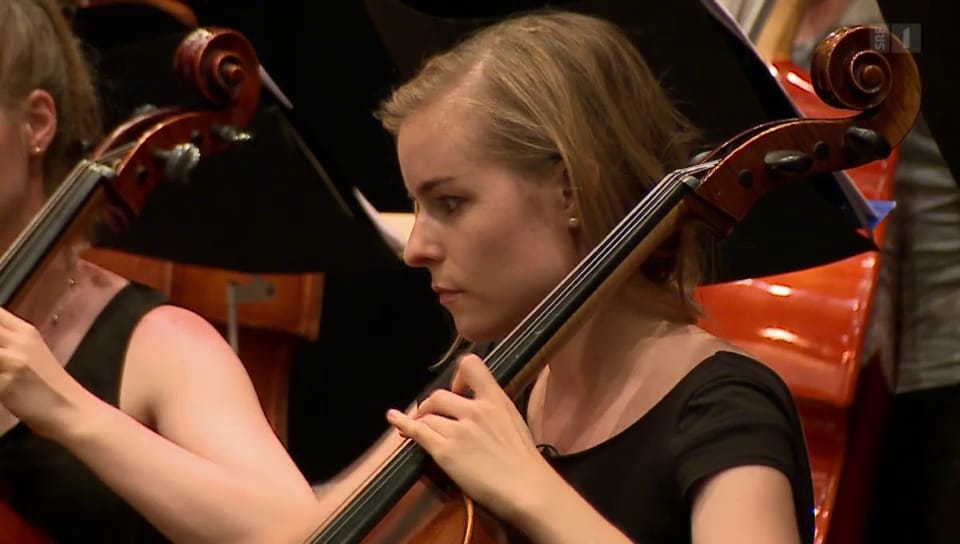 Schweiz Aktuell Moderatorin Katharina Locher Am Cello Glanz schweiz-aktuell-moderatorin-katharina-locher-am-cello-glanz