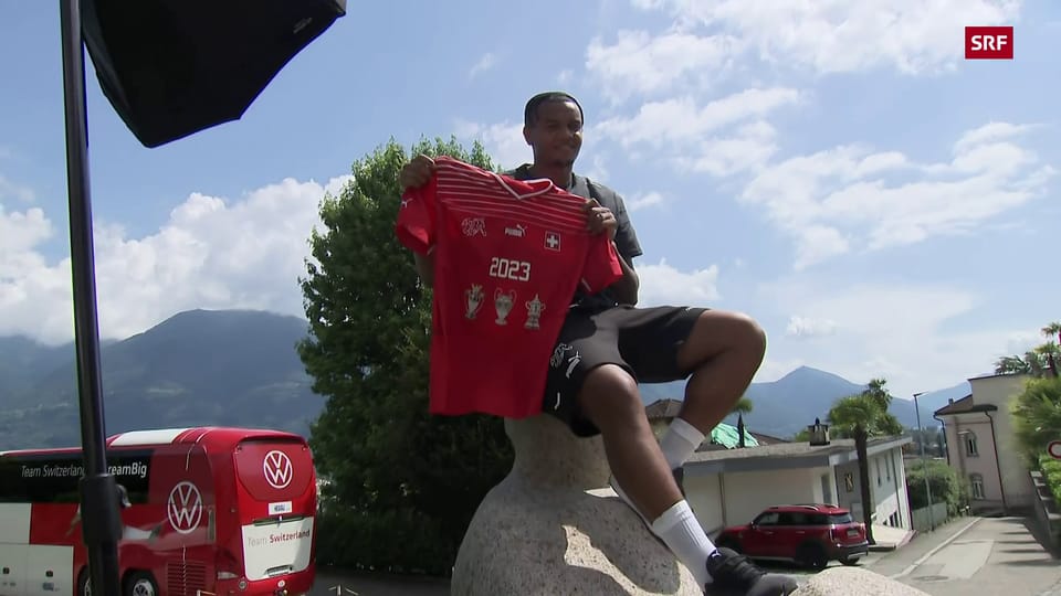 SportClip Akanji kommt im NatiCamp an und wird geehrt Play SRF