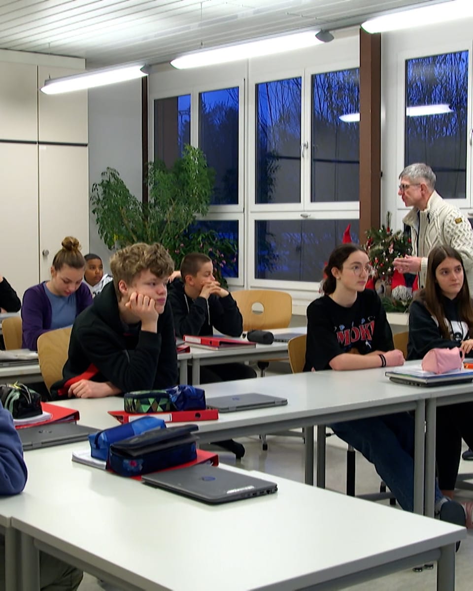 SRF News Videos - Zwei Quereinsteiger im Lehrpersonen-Alltag - Play SRF