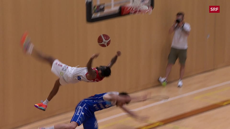 Sport-Clip - Unfair und schmerzhaft: Williams wird beim Dunking hart ...