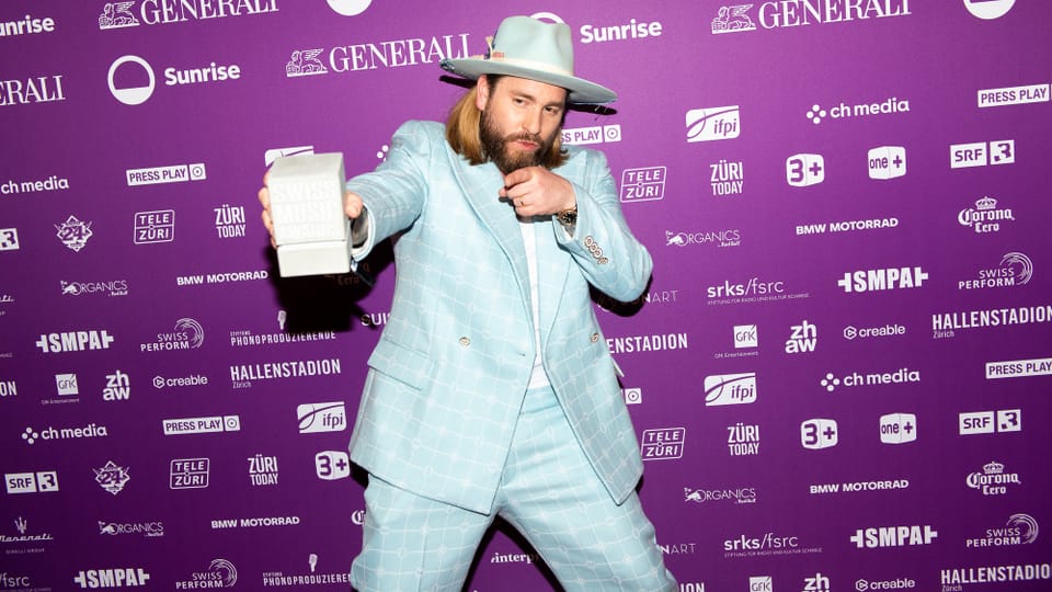 SRF 3 Musik - Nach 20 Jahren: Baschi gewinnt einen SMA | Swiss Music ...