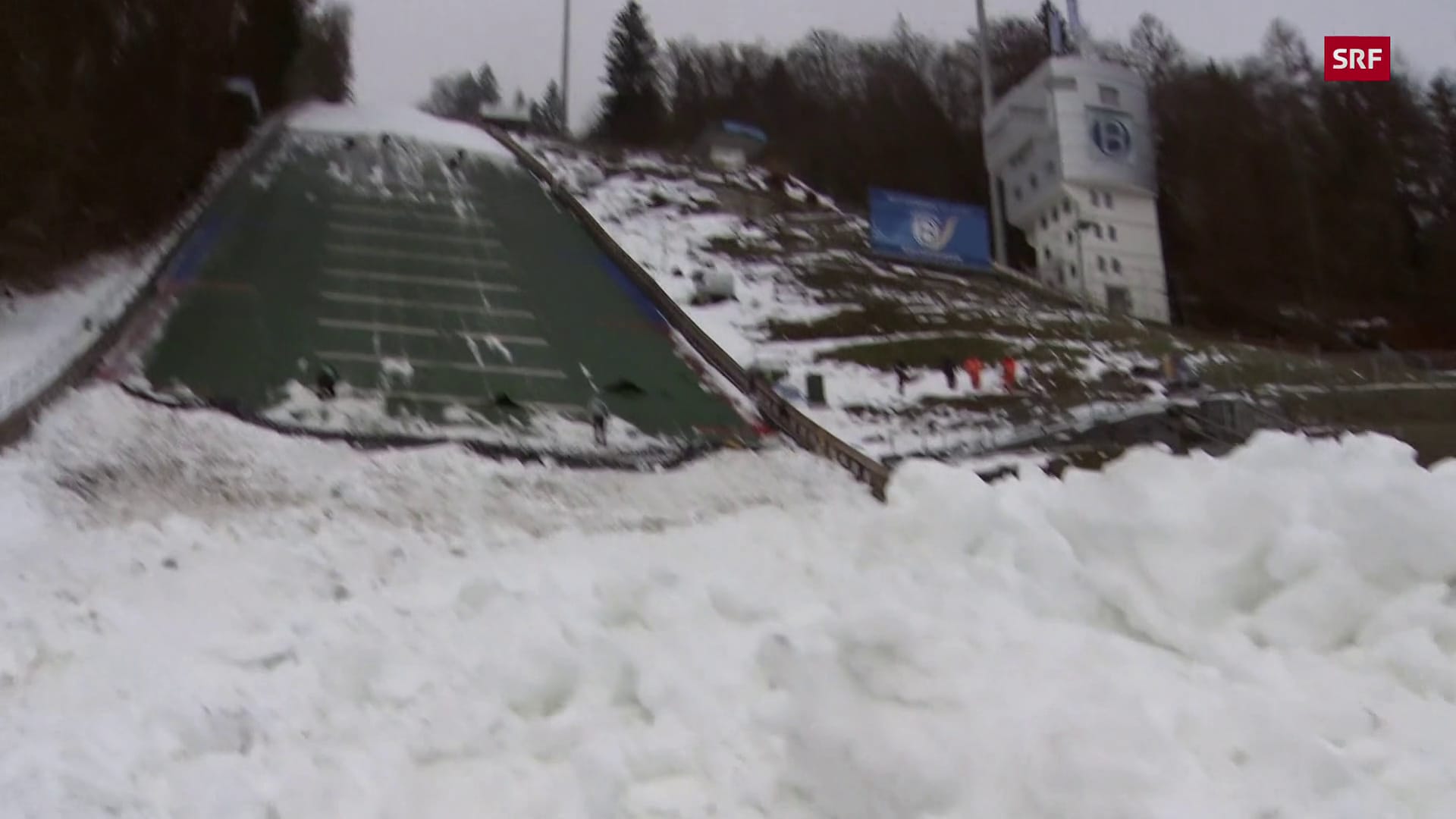 Kurz vor TourneeSpringen Lawine beschädigt Schanze in Bischofshofen