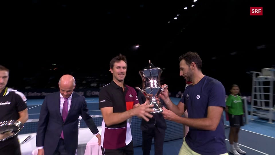 SportClip Gonzalez/RogerVasselin drehen mit der Trophäe vor Augen