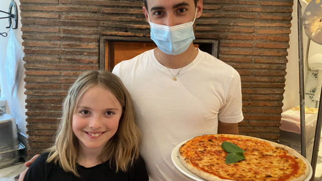 Zambo-Bus: Livia hilft beim Pizza-Lieferdienst