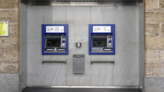 Bancomats svizzers cun sistem unifitgà e dapli funcziuns