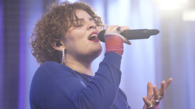 Chiara davart il nov album «Tgei ei feminin»